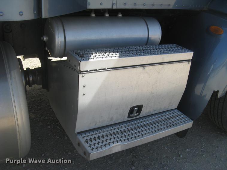 image for item DC2293 2014 Peterbilt 386 semi truck