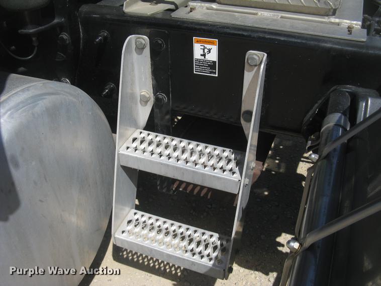 image for item DC2293 2014 Peterbilt 386 semi truck