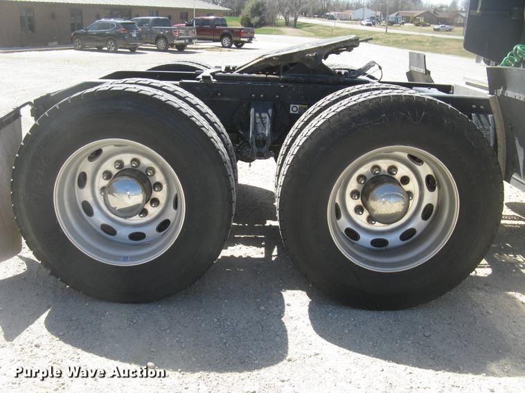 image for item DC2293 2014 Peterbilt 386 semi truck