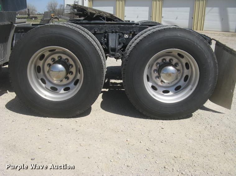 image for item DC2293 2014 Peterbilt 386 semi truck