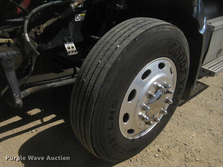 image for item DC2293 2014 Peterbilt 386 semi truck