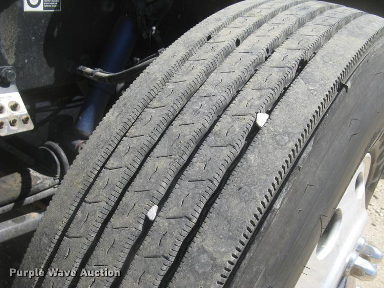 image for item DC2293 2014 Peterbilt 386 semi truck