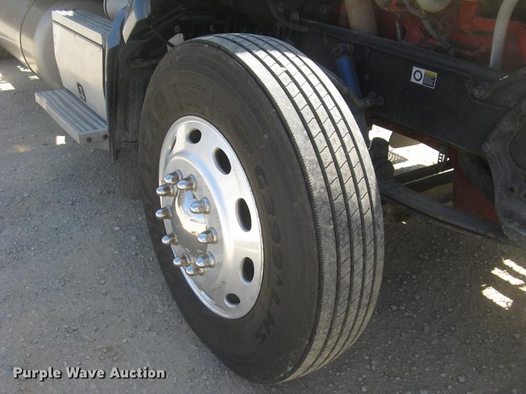 image for item DC2293 2014 Peterbilt 386 semi truck