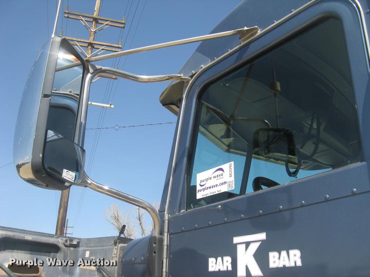 image for item DC2293 2014 Peterbilt 386 semi truck