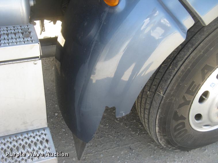 image for item DC2293 2014 Peterbilt 386 semi truck