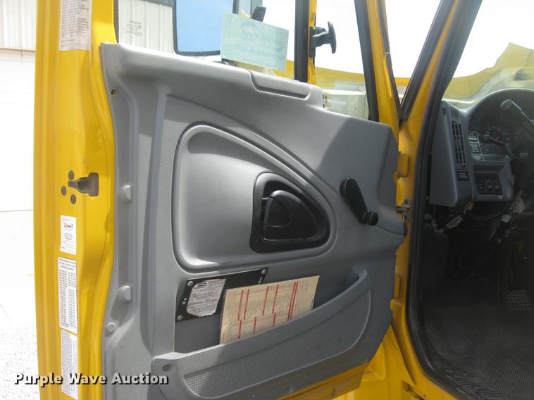 image for item DC2297 2004 International DuraStar 4300 refrigerated box truck