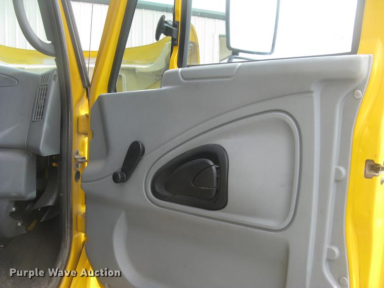 image for item DC2297 2004 International DuraStar 4300 refrigerated box truck