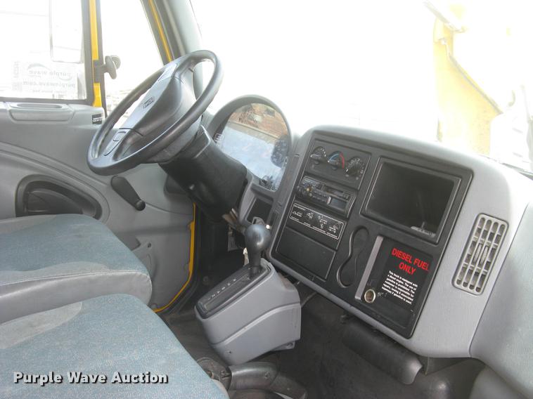 image for item DC2297 2004 International DuraStar 4300 refrigerated box truck