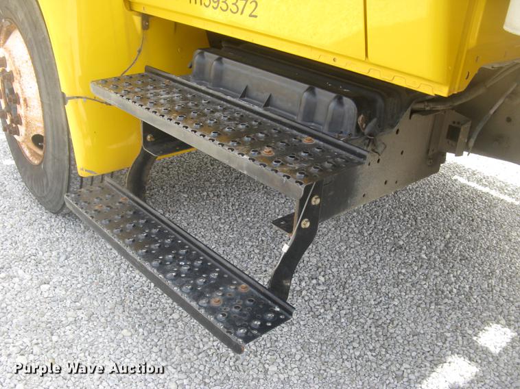 image for item DC2297 2004 International DuraStar 4300 refrigerated box truck