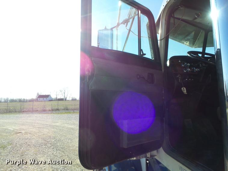 image for item DC7372 2002 Peterbilt 379 semi truck