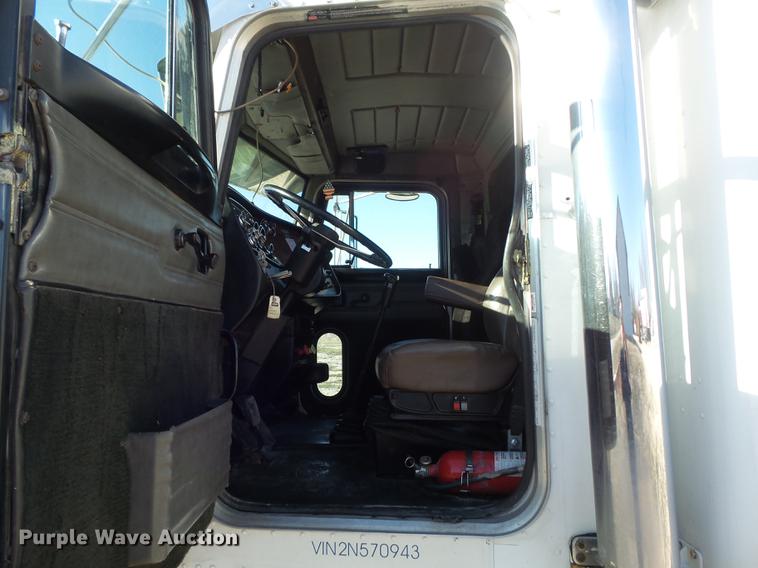 image for item DC7372 2002 Peterbilt 379 semi truck