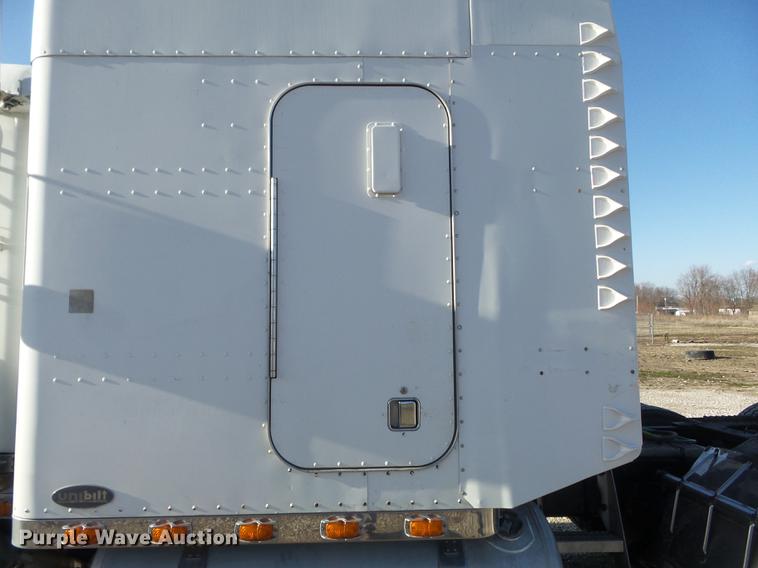 image for item DC7372 2002 Peterbilt 379 semi truck