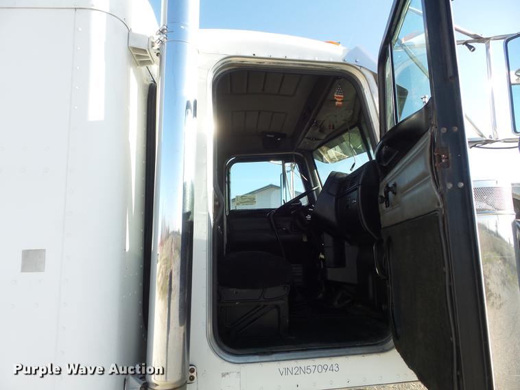 image for item DC7372 2002 Peterbilt 379 semi truck