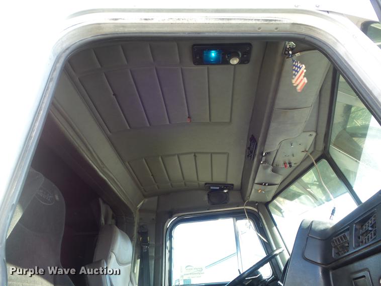 image for item DC7372 2002 Peterbilt 379 semi truck