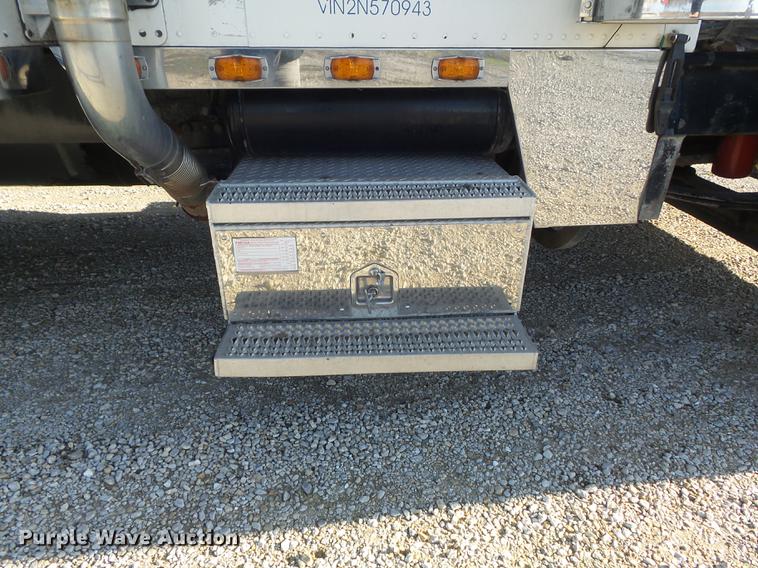 image for item DC7372 2002 Peterbilt 379 semi truck