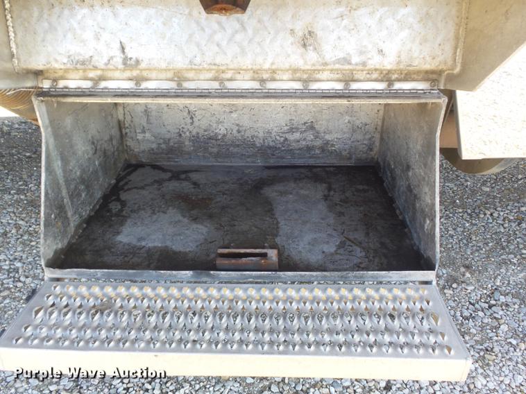 image for item DC7372 2002 Peterbilt 379 semi truck