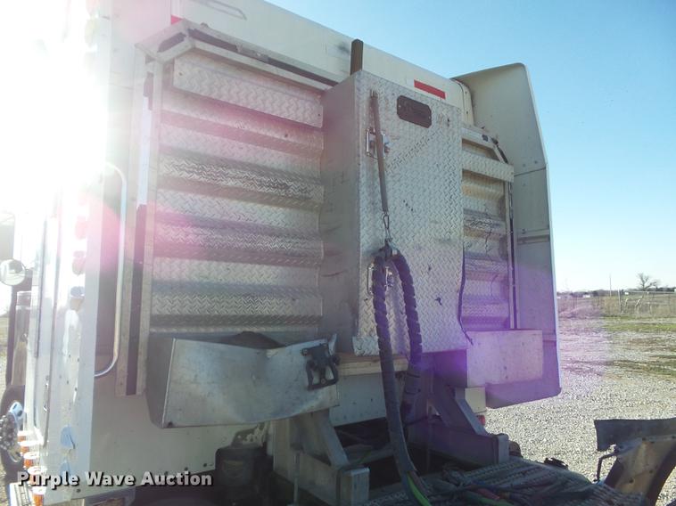 image for item DC7372 2002 Peterbilt 379 semi truck