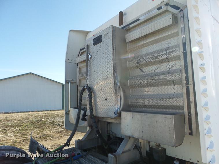 image for item DC7372 2002 Peterbilt 379 semi truck