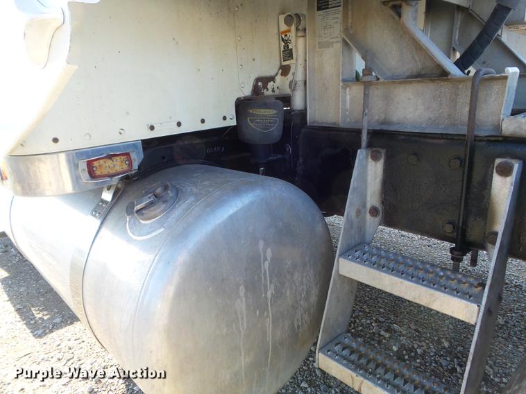 image for item DC7372 2002 Peterbilt 379 semi truck