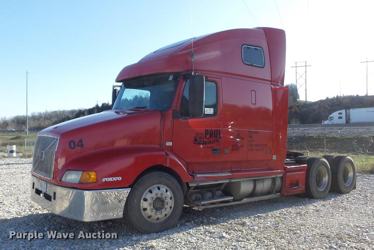 image for item DC7382 2000 Volvo VNL semi truck