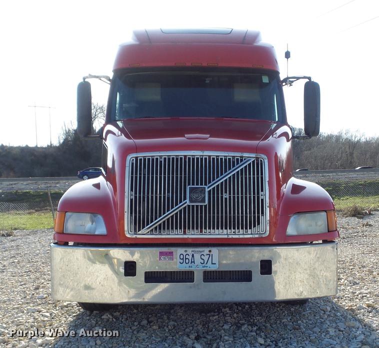 image for item DC7382 2000 Volvo VNL semi truck