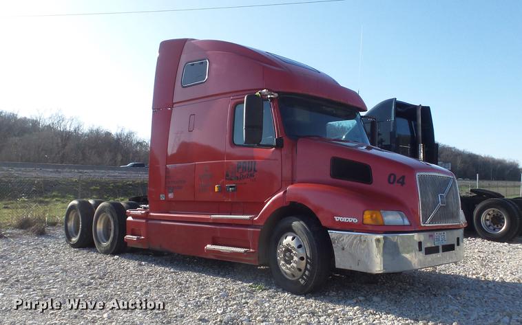 image for item DC7382 2000 Volvo VNL semi truck