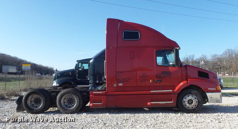 image for item DC7382 2000 Volvo VNL semi truck
