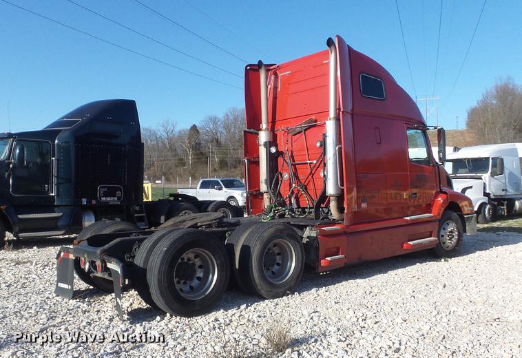 image for item DC7382 2000 Volvo VNL semi truck