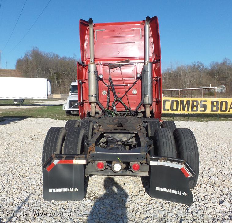 image for item DC7382 2000 Volvo VNL semi truck