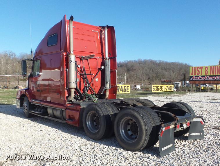 image for item DC7382 2000 Volvo VNL semi truck