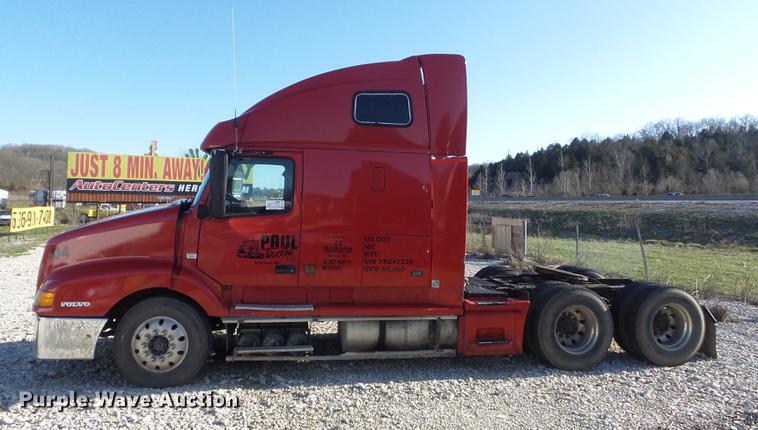 image for item DC7382 2000 Volvo VNL semi truck