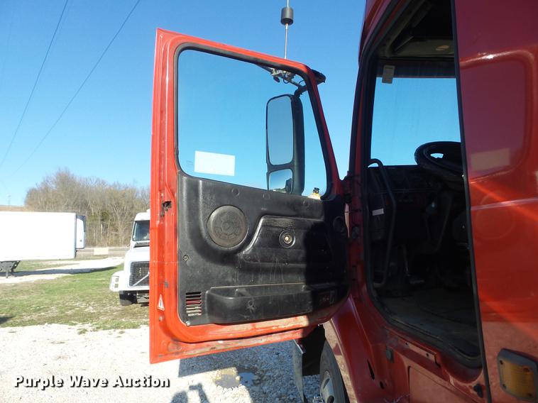 image for item DC7382 2000 Volvo VNL semi truck