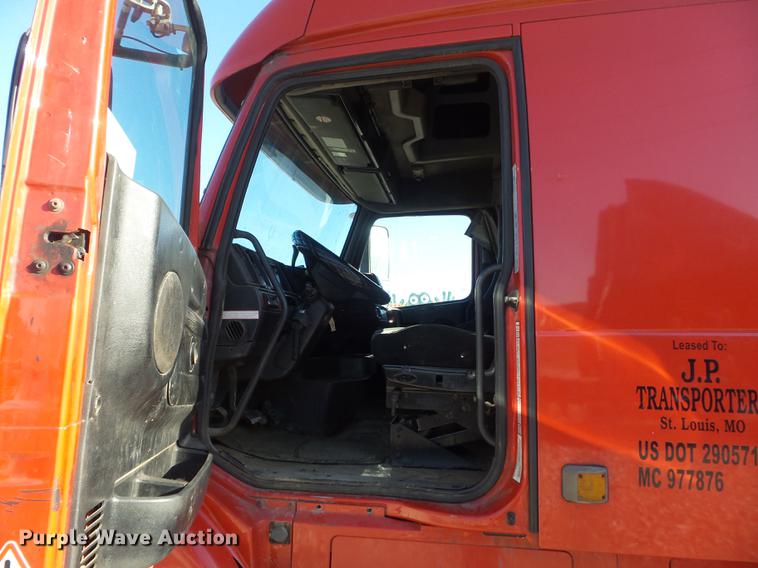 image for item DC7382 2000 Volvo VNL semi truck