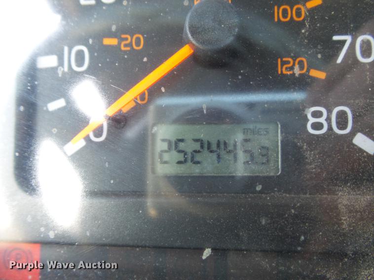 image for item DC7382 2000 Volvo VNL semi truck