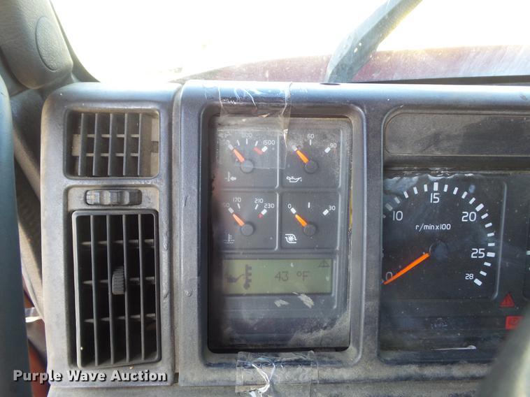 image for item DC7382 2000 Volvo VNL semi truck