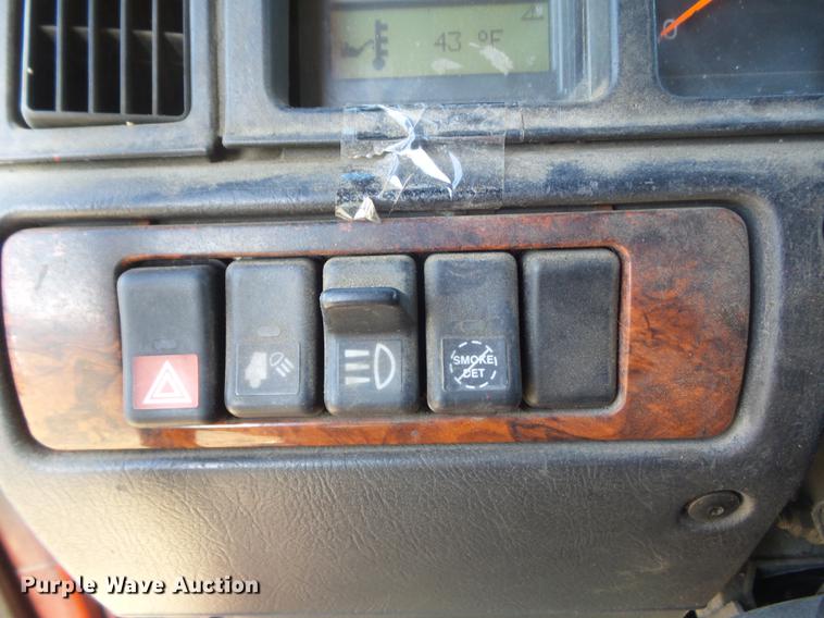 image for item DC7382 2000 Volvo VNL semi truck