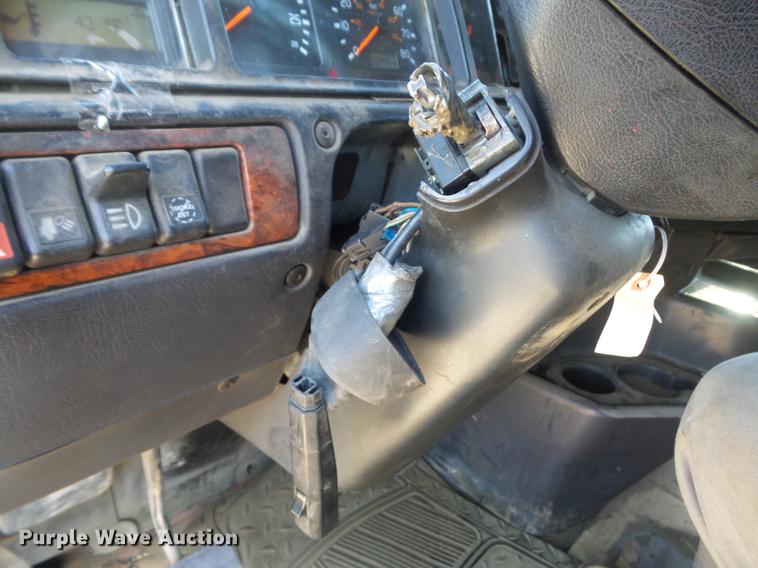 image for item DC7382 2000 Volvo VNL semi truck