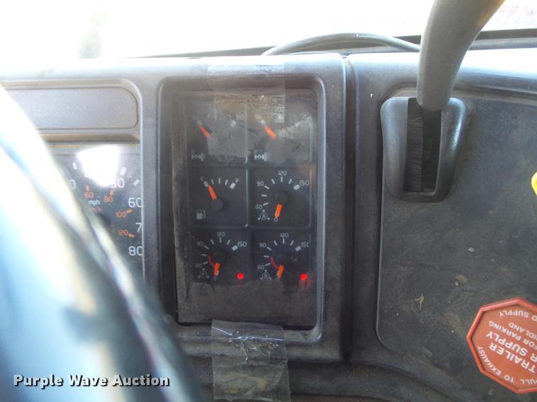 image for item DC7382 2000 Volvo VNL semi truck