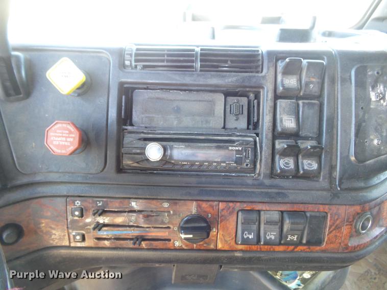 image for item DC7382 2000 Volvo VNL semi truck