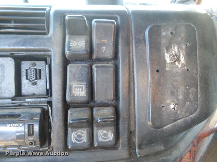 image for item DC7382 2000 Volvo VNL semi truck