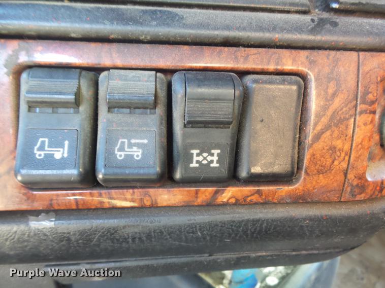 image for item DC7382 2000 Volvo VNL semi truck