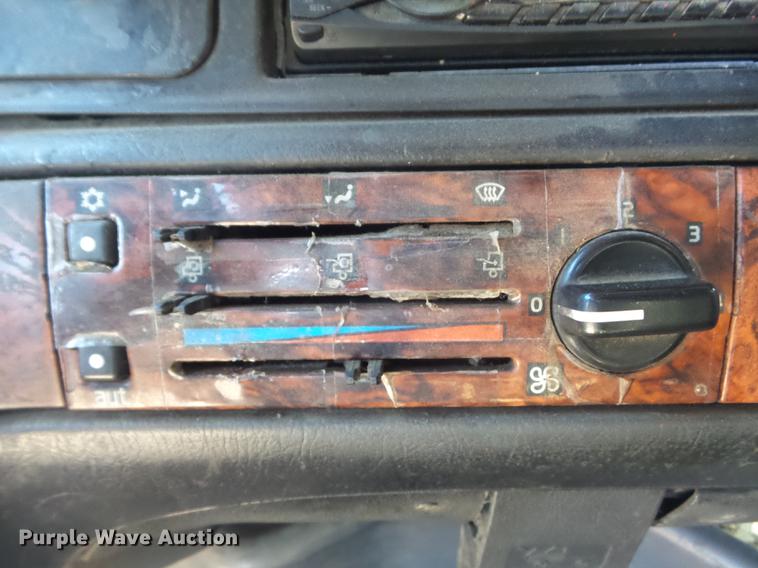 image for item DC7382 2000 Volvo VNL semi truck