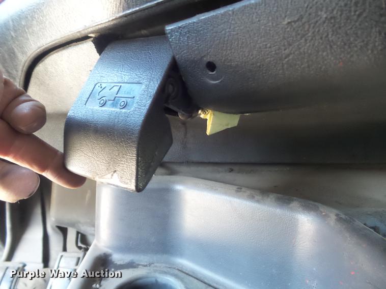 image for item DC7382 2000 Volvo VNL semi truck