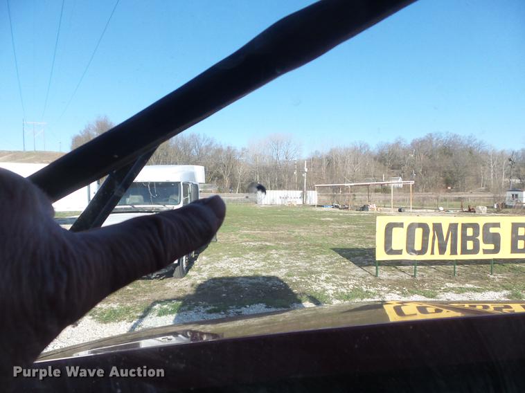 image for item DC7382 2000 Volvo VNL semi truck