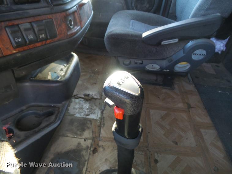 image for item DC7382 2000 Volvo VNL semi truck