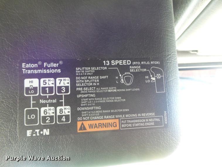 image for item DC7382 2000 Volvo VNL semi truck