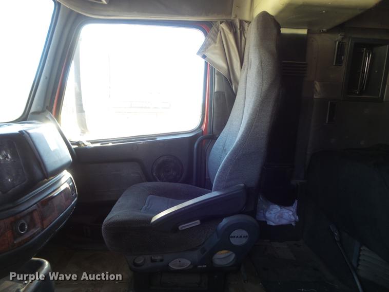 image for item DC7382 2000 Volvo VNL semi truck