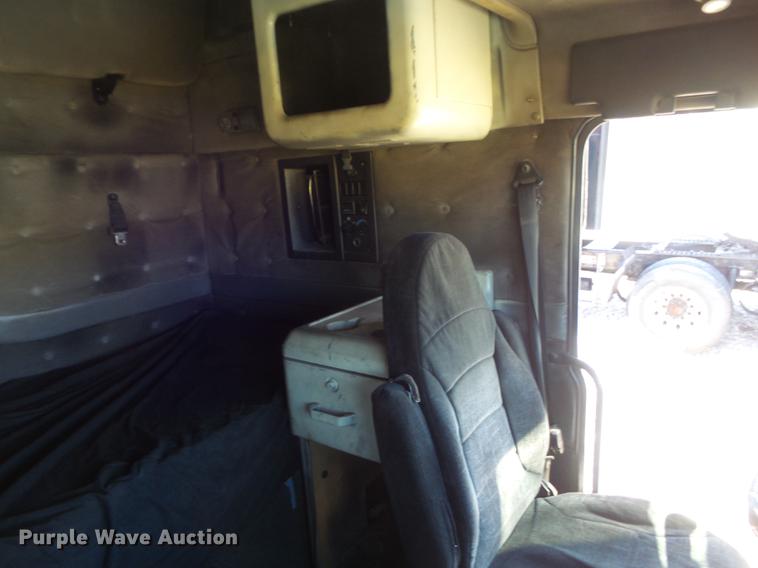 image for item DC7382 2000 Volvo VNL semi truck