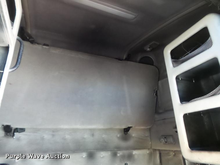 image for item DC7382 2000 Volvo VNL semi truck