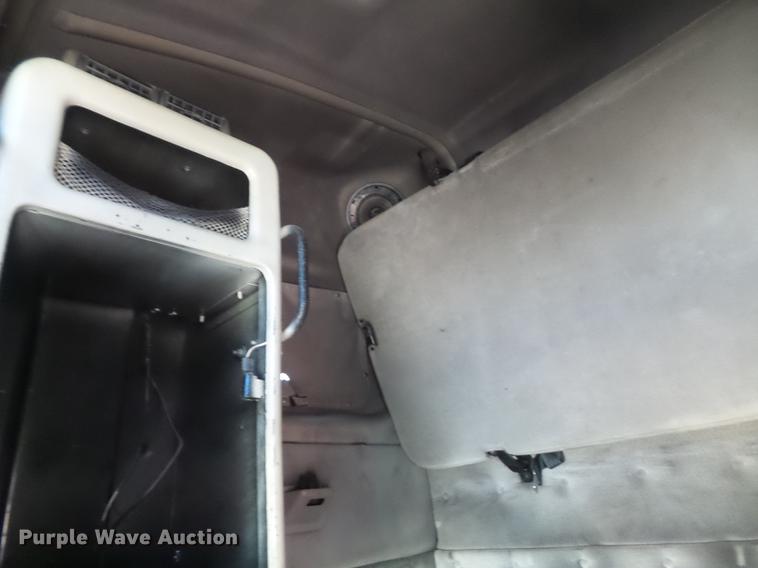 image for item DC7382 2000 Volvo VNL semi truck